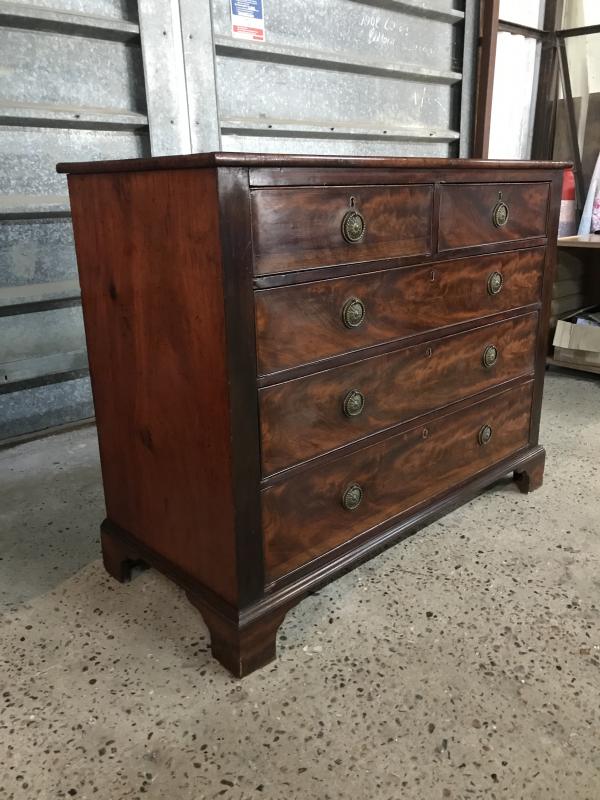 Early 19th century Mahogany chest of drawers.