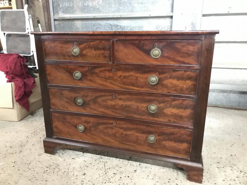 Early 19th century Mahogany chest of drawers.