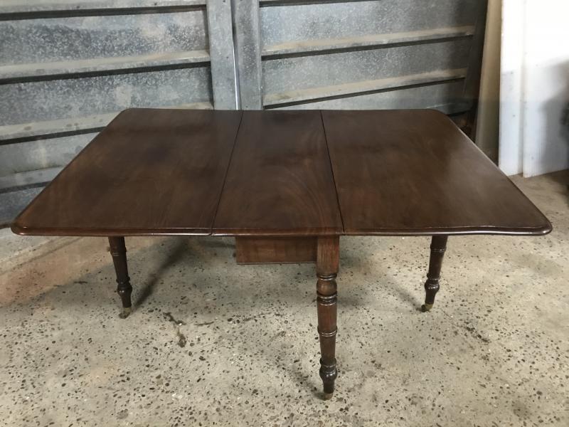 Georgian drop leaf table .