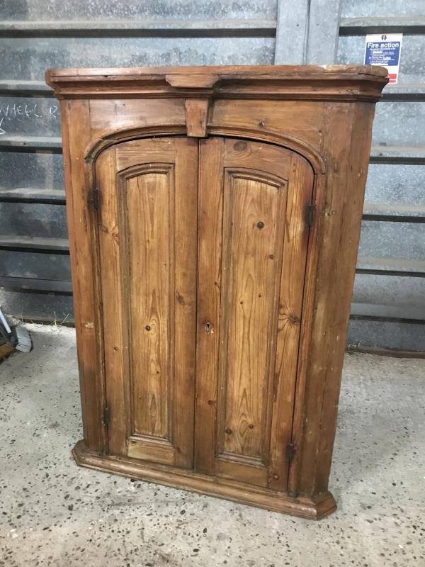 Beautiful large Georgian pine corner cupboard