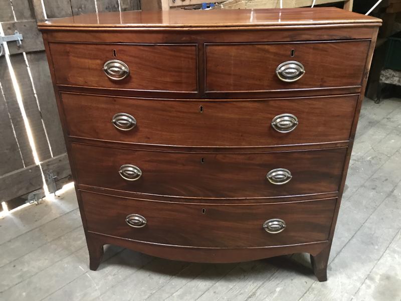 Georgian bow front chest of drawers .
