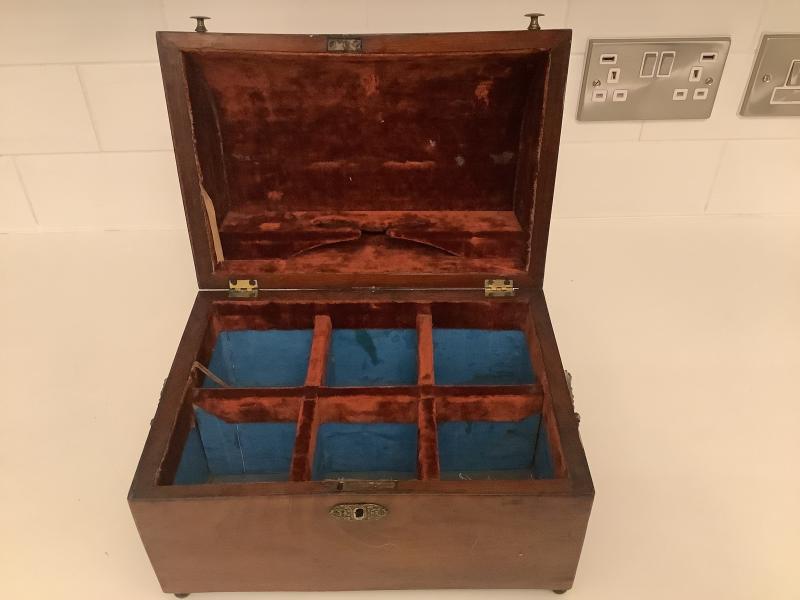 Late Georgian Mahogany decanter box .