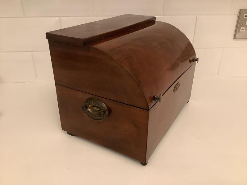Late Georgian Mahogany decanter box .